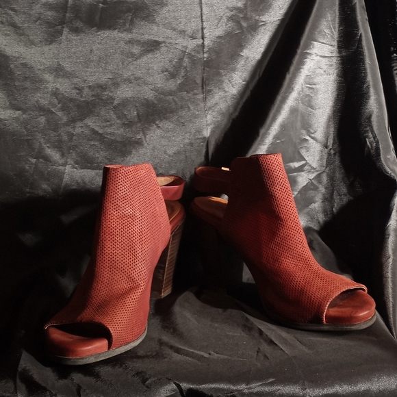 Final Sale GENTLE SOLES Red Perforated Nubuck Open-toe Block Heeled Bootie - Picture 5 of 6